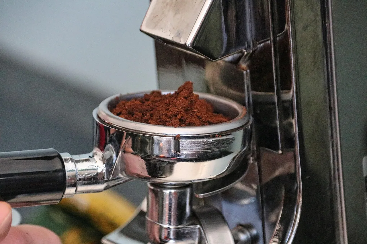 coffee, grinder, coffee grounds, caffeine, drink, coffee grinder, coffee grinding, barista, cafe, closeup, coffee grounds, coffee grounds, coffee grinder, coffee grinder, coffee grinder, coffee grinding, barista, barista, barista, barista, barista. Helping customers run their own home coffee experiments from behind the counter
